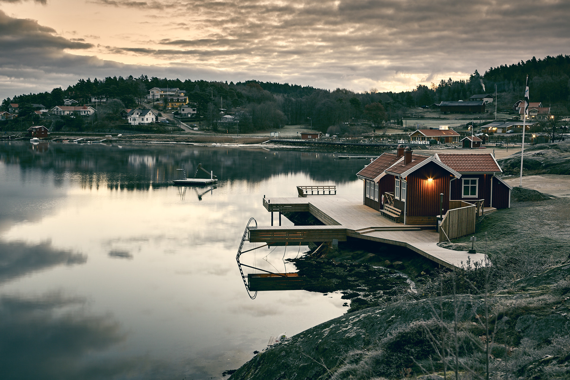 ein Bild der Bootsh&auml;user, in denen sich eine Sauna, ein Gemeinschaftsraum und ein Whirlpool befinden.